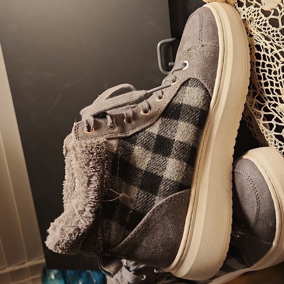Marc Fisher Shoes - Cute  Marc Fisher unworn high-tops lady 7.5  med